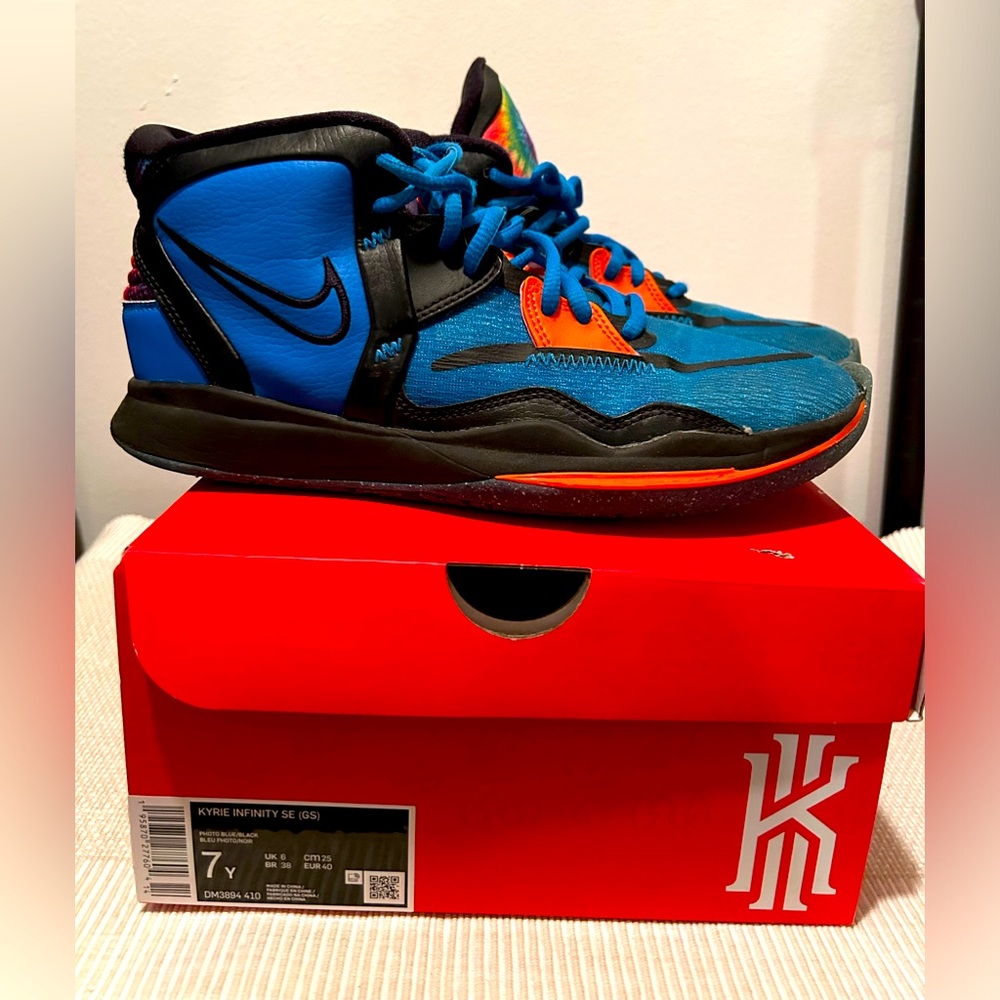 Nike Kyrie Infinity SE Boys Basketball Shoes. Size 7Y.